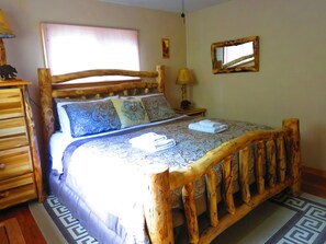 3 soverom, skrivebord, strykejern/-brett og reiseseng for barn