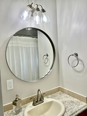 Badewanne, Haartrockner, Handtücher, Toilettenpapier