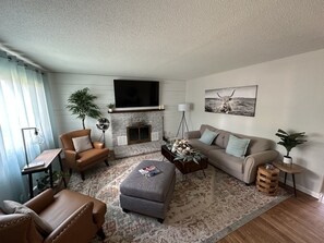 Smart-tv, eldstad och dvd-spelare