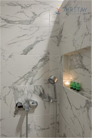 Dusche, Regendusche, Haartrockner, Handtücher