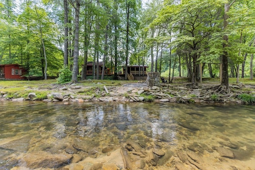 Twin Creeks Cabin - RIVER FRONT! *Hot tub* 4 acres! Pets OK