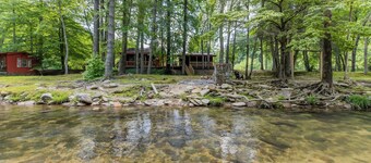 Twin Creeks Cabin - RIVER FRONT! *Hot tub* 4 acres! Pets OK