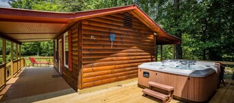 RIVER FRONT! *Hot tub* 4 acres! Pets OK