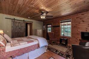 3 bedrooms, iron/ironing board, free WiFi, bed sheets - Twin Creeks Cabin - RIVER FRONT! *Hot tub* 4 acres! Pets OK (Deep Gap)