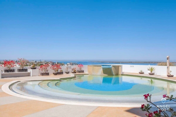 The oceanview swimming pool!