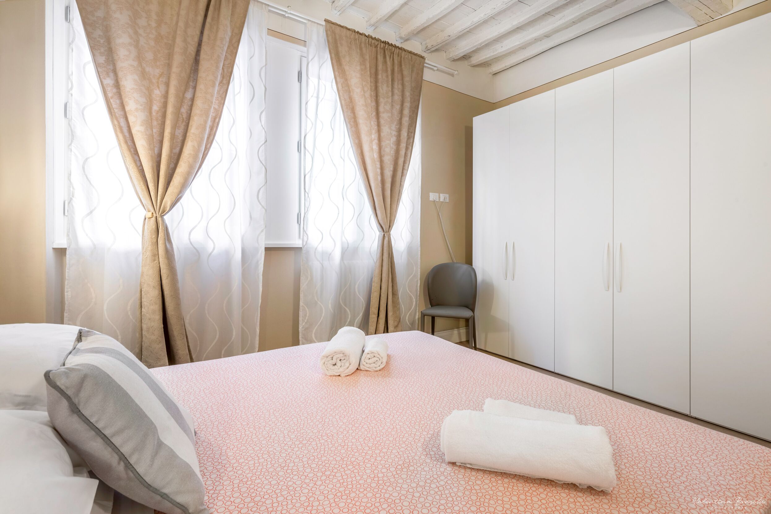 2 bedrooms, Egyptian cotton sheets, premium bedding, down comforters