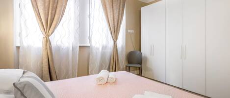 2 bedrooms, Egyptian cotton sheets, premium bedding, down comforters