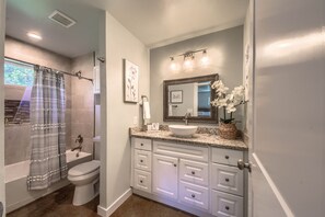 House, 2 Bedrooms | Bathroom - Sattler Haus Rr 464 2 Bedroom Home by RedAwning (New Braunfels)