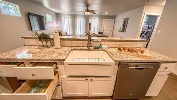 Nhà, 2 phòng ngủ | Bếp riêng | Tủ lạnh, lò nướng, dụng cụ pha cà phê/trà, lò nướng bánh mì