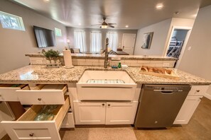 House, 2 Bedrooms | Private kitchen | Fridge, oven, coffee/tea maker, toaster - Sattler Haus Rr 464 2 Bedroom Home by RedAwning (New Braunfels)