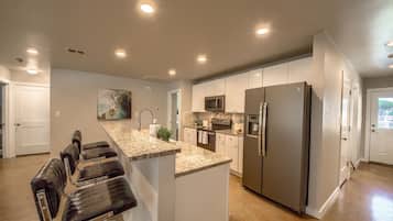 Nhà, 2 phòng ngủ | Bếp riêng | Tủ lạnh, lò nướng, dụng cụ pha cà phê/trà, lò nướng bánh mì