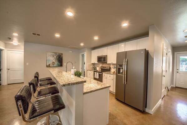 House, 2 Bedrooms | Private kitchen | Fridge, oven, coffee/tea maker, toaster - Sattler Haus Rr 464 2 Bedroom Home by RedAwning (New Braunfels)