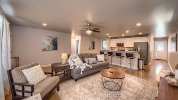 獨棟房屋, 2 間臥室 | 起居區 | 智慧型電視