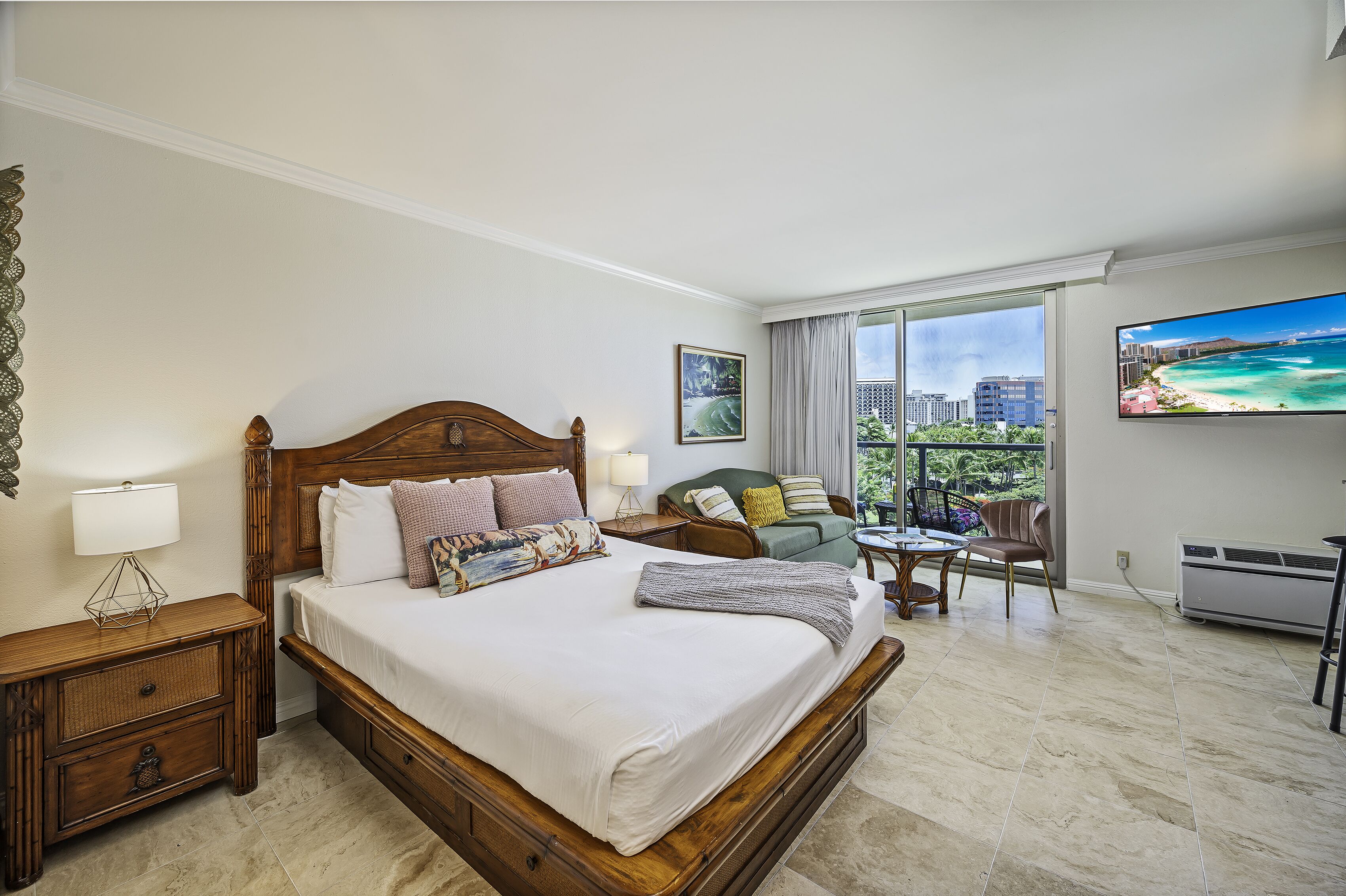 Peek-a-boo Ocean-Park Views Condo at Luana Waikiki w/Great Hotel Amenities