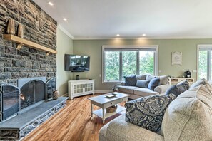 TV, fireplace, foosball, stereo - Walk to Lake: Middlefield Home w/ Fire Pit (Middlefield)