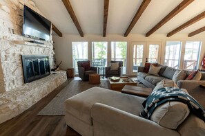 Smart-tv en een open haard