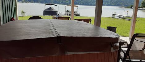 Bañera de hidromasaje al aire libre