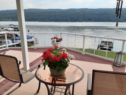 Relaxing, FUN, Comfortable Home on 50 ft. Flat Waterfront. 25 steps to the lake!