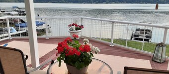 Relaxing, FUN, Comfortable Home on 50 ft. Flat Waterfront. 25 steps to the lake!