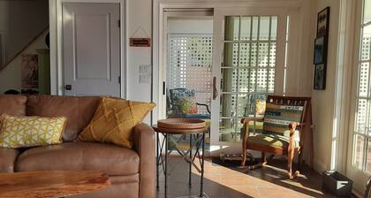 Relaxing, FUN, Comfortable Home on 50 ft. Flat Waterfront. 25 steps to the lake!
