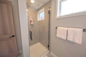 Baignoire, séchoir à cheveux, serviettes fournies
