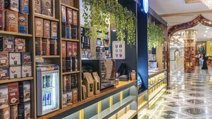 Un caffè con scaffali di caffè e una macchina da caffè.