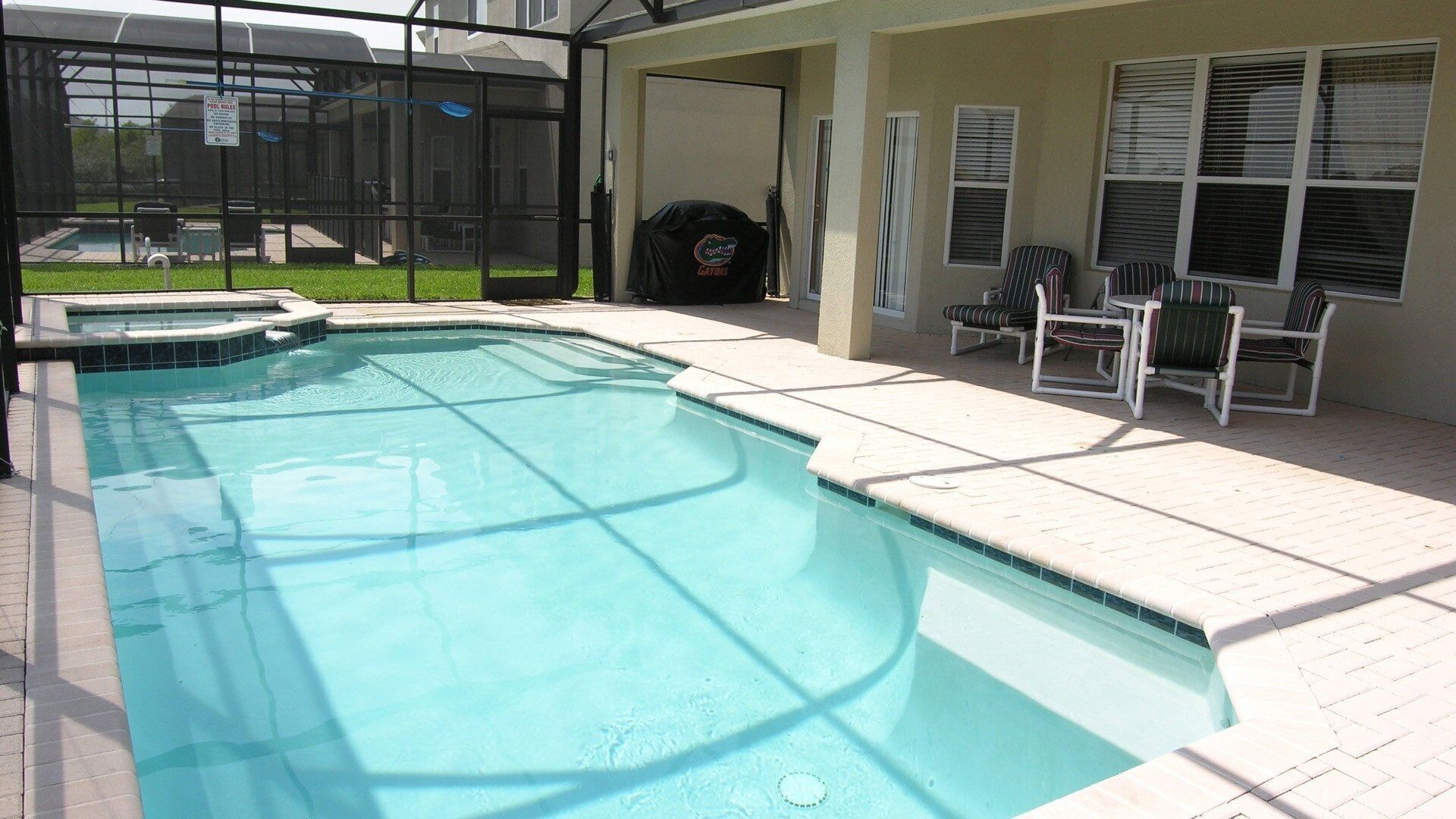 Lämmitetty uima-allas