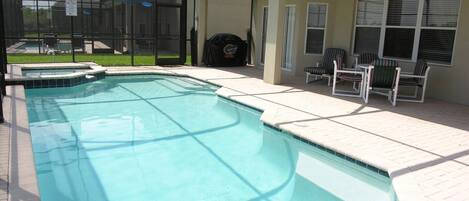 Lämmitetty uima-allas