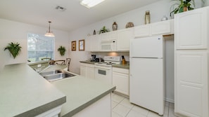 Réfrigérateur, four à micro-ondes, un four, surface de cuisson