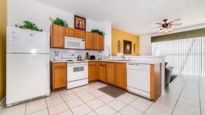 Kjøleskap, mikrobølgeovn, ovn og kokeplater