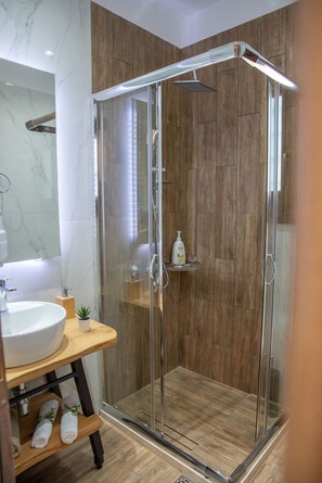 Suite Studio Supérieure | Salle de bain | Douche, douche hydromassante, sèche-cheveux, serviettes fournies