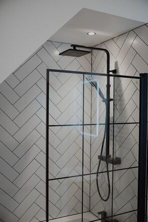 Badewanne, Haartrockner, Handtücher