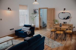 TV, offices - Spacious Norwich Lanes Apartment with Roof Terrace (Norwich)