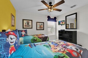 6 slaapkamers, een strijkplank/strijkijzer, wifi, beddengoed