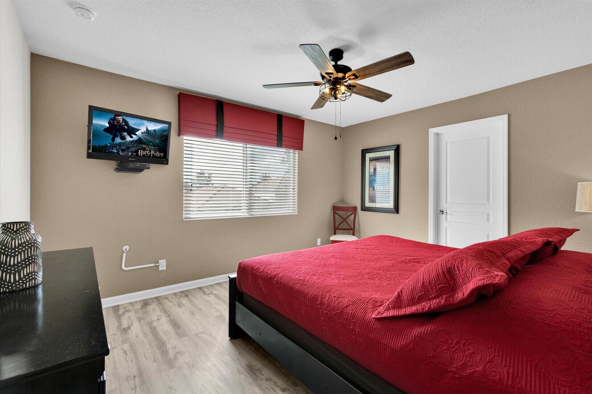 6 bedrooms, iron/ironing board, WiFi, bed sheets