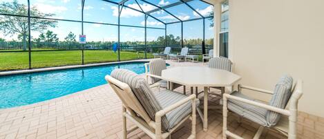 Een verwarmd zwembad