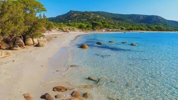 Plage à proximité, chaises longues