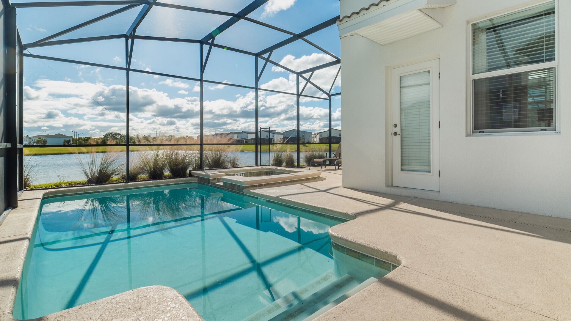 Lämmitetty uima-allas