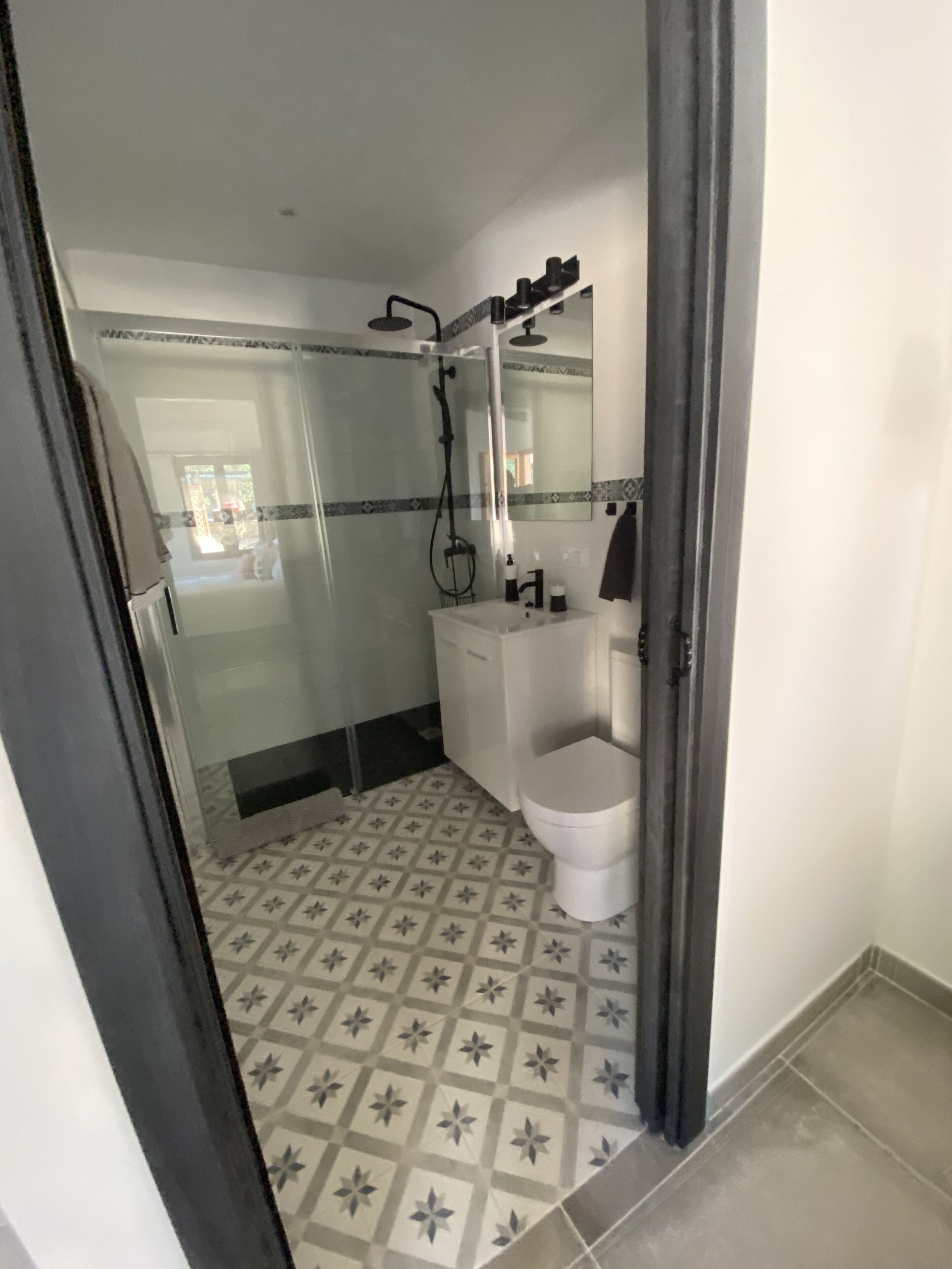Un baño con ducha, inodoro y lavabo.