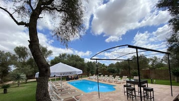 Una piscina al aire libre de temporada (de 08:00 a 20:00), sombrillas