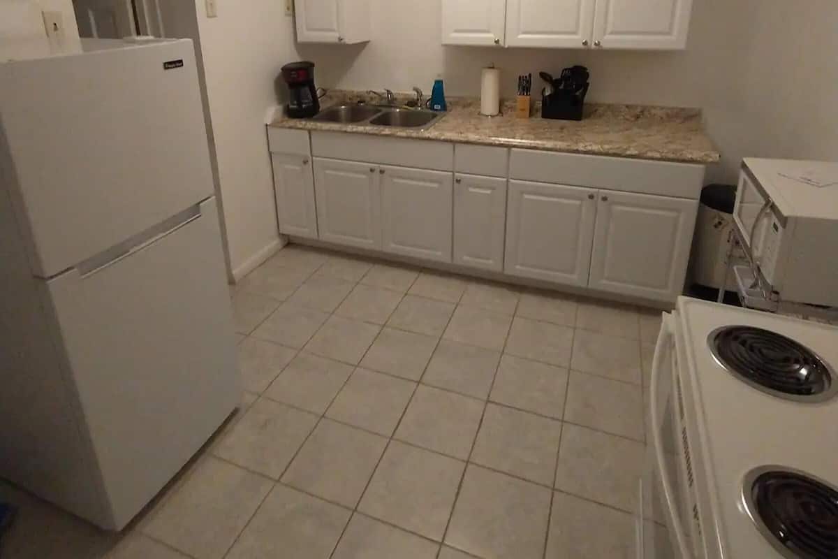 ثلاجة/مجمد بحجم كبير، فرن، موقد طهي مسطح، ماكينة لصنع القهوة/الشاي