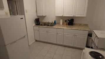 Full-size fridge, oven, stovetop, coffee/tea maker