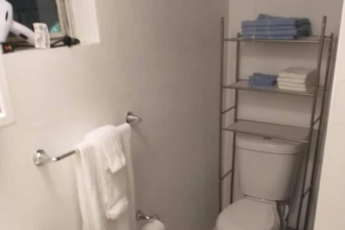 Kombinasi shower/bathtub, handuk, sabun, dan sampo
