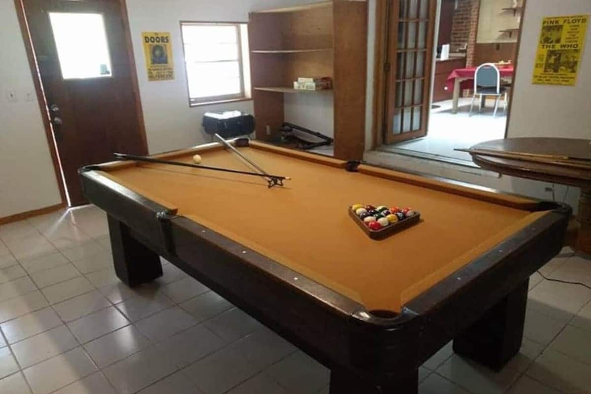 Apartamento com design assinado | Área de estar | Smart TV 32 polegadas com canais via satélite, DVD player