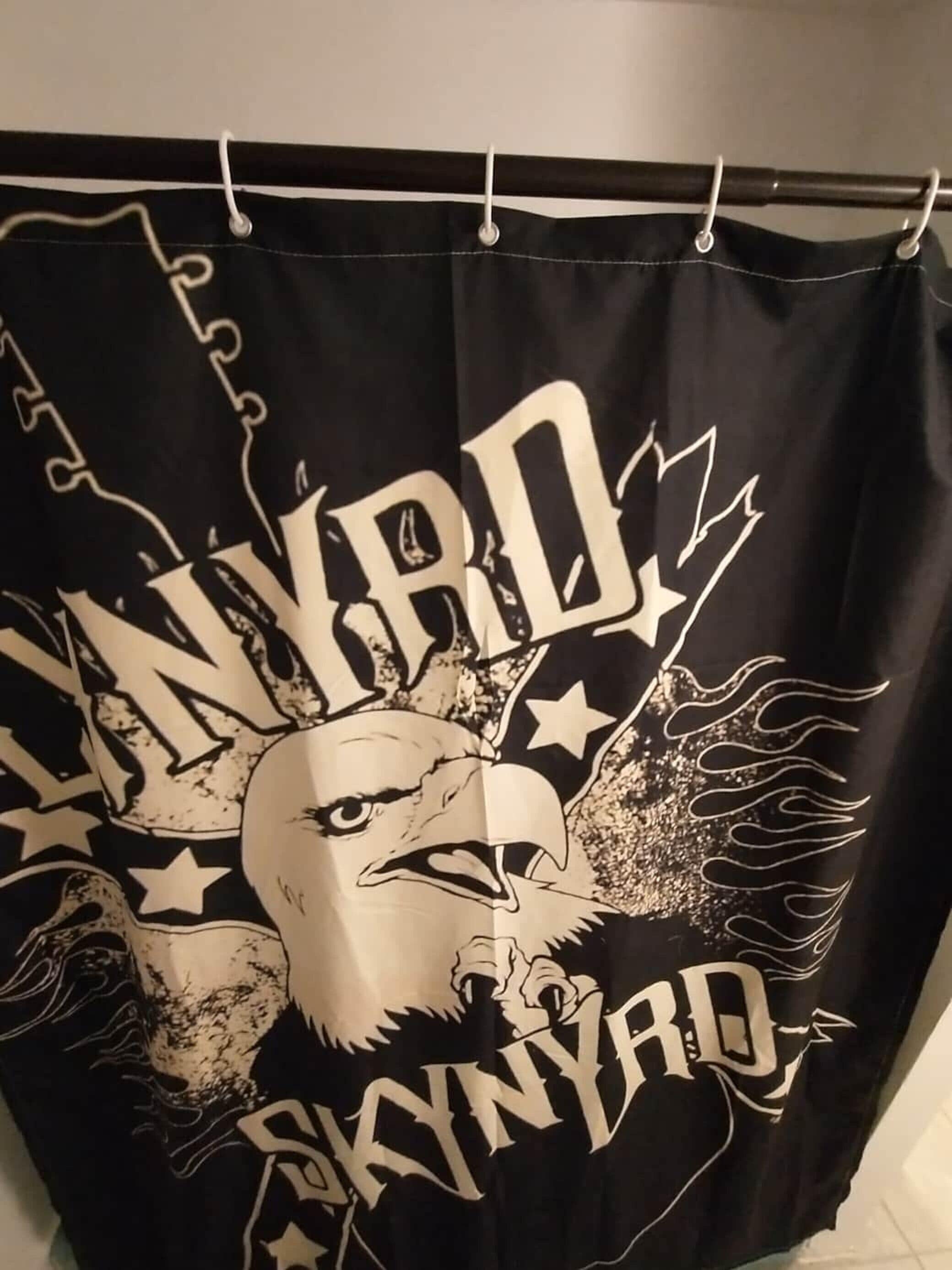 Bañera con ducha, toallas, jabón, shampoo
