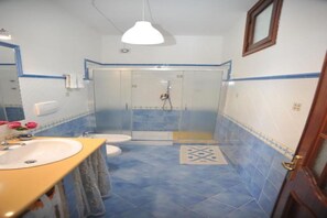 Bruser, hårtørrer, bidet, håndklæder
