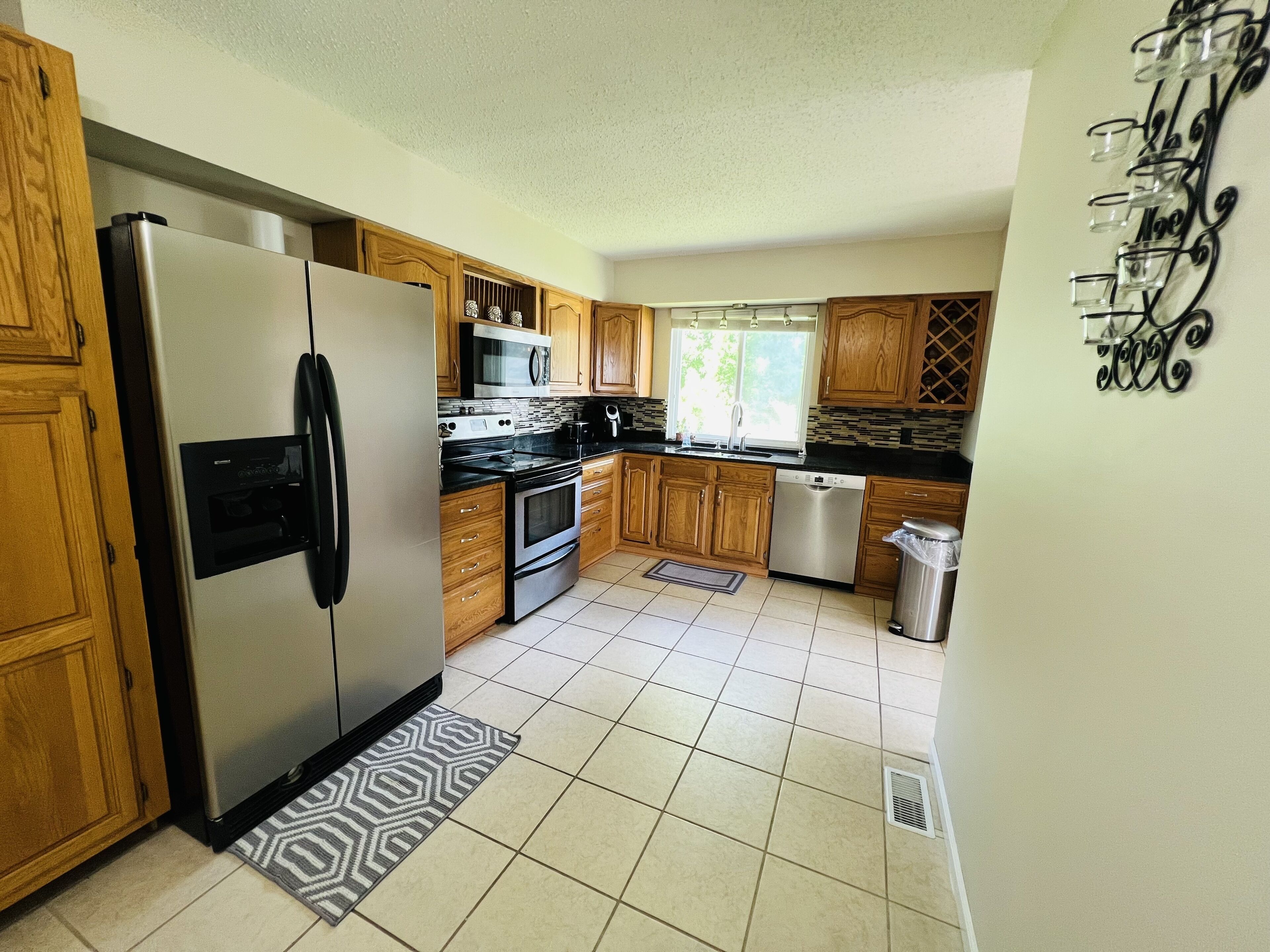 Frigorífico, microondas, horno y placa de cocina