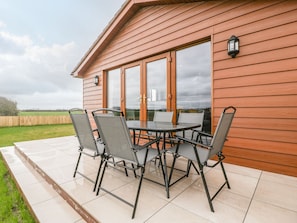 Outdoor dining - Delphine Lodge, Meadow View Lodges (Burnham-on-Sea)