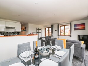 Cottage | Dining