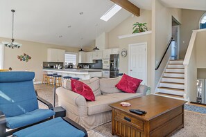 Télévision, cheminée, chaîne hi-fi